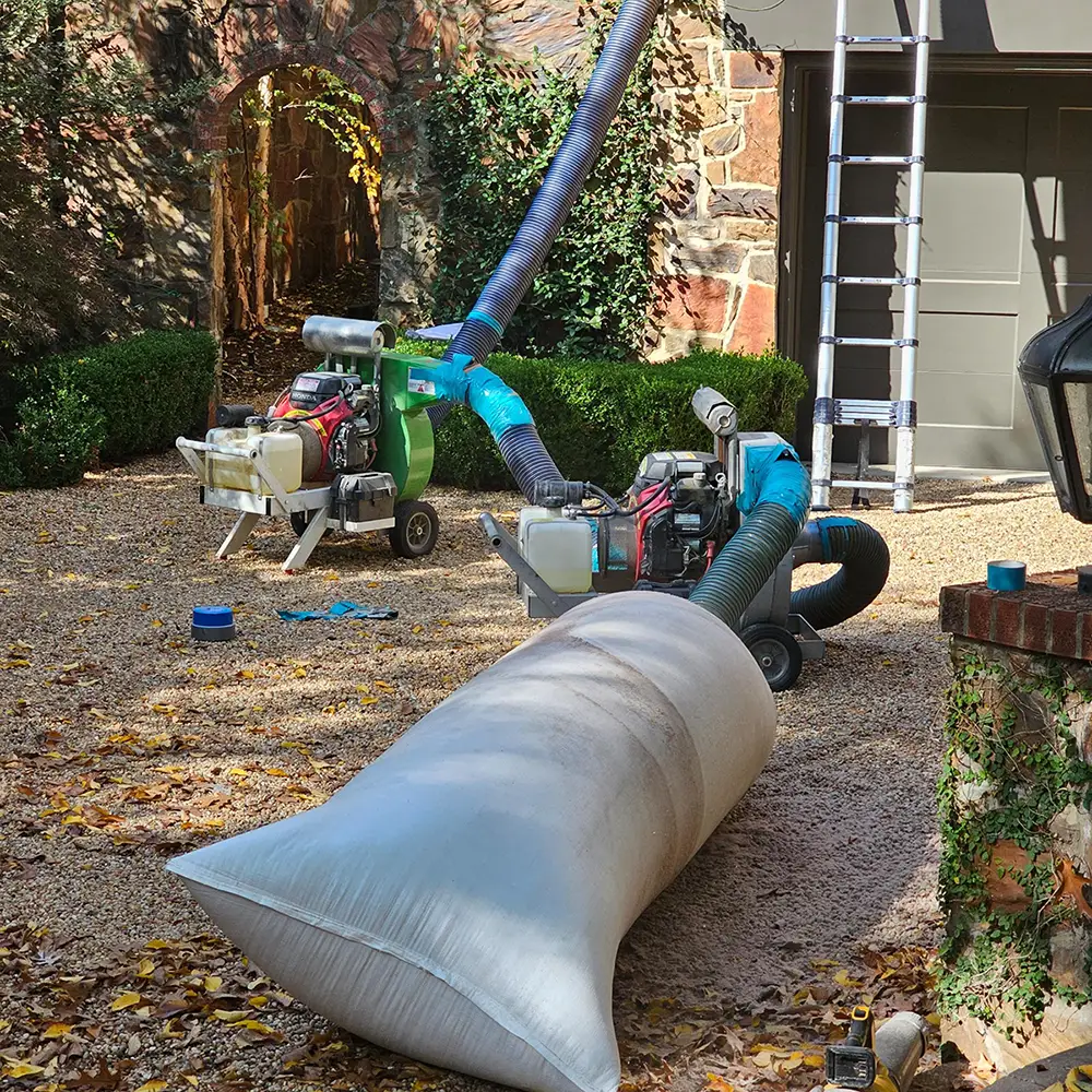 Daisy chain vacuum bag configuration for large-scale insulation removal project